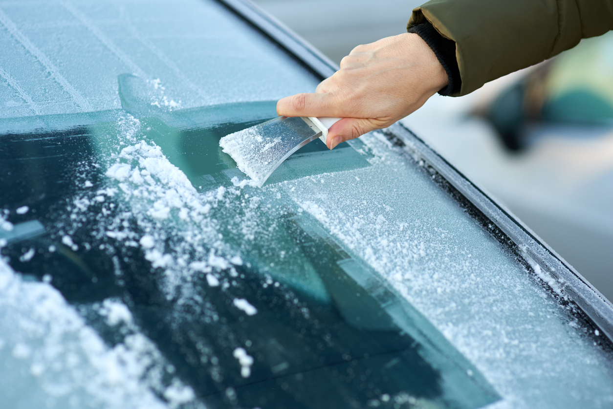 Comment dégriver le pare-brise de sa voiture