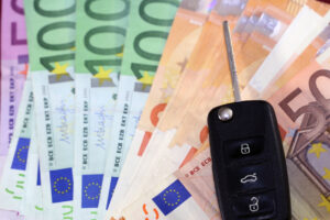 clés de voiture et billets euros