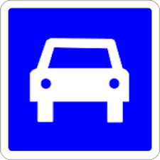 panneau d'indication qui indique que le conducteur se dirige vers une route à accès règlementé