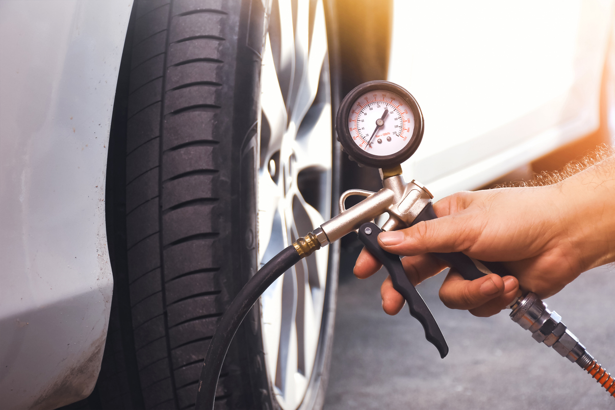 Est-ce que le contrôle technique vérifie la pression des pneus ?
