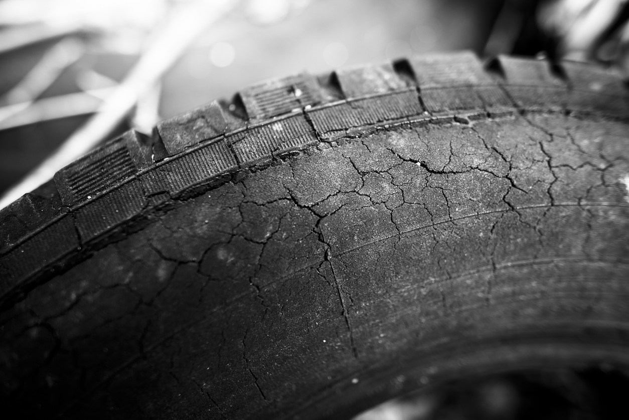 Usure des pneus : que se passe-t-il quand on a des pneus usés, lisses ou craquelés au contrôle technique ?