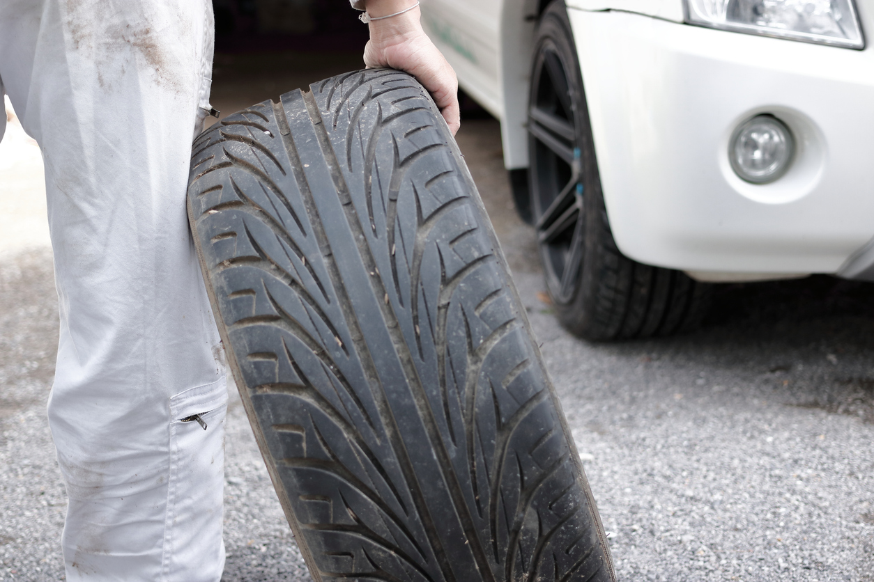 Les pneus rechapés sont-ils acceptés au contrôle technique ?