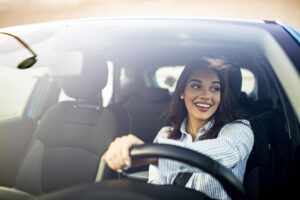 Femme brune sereine et heureuse dans sa voiture