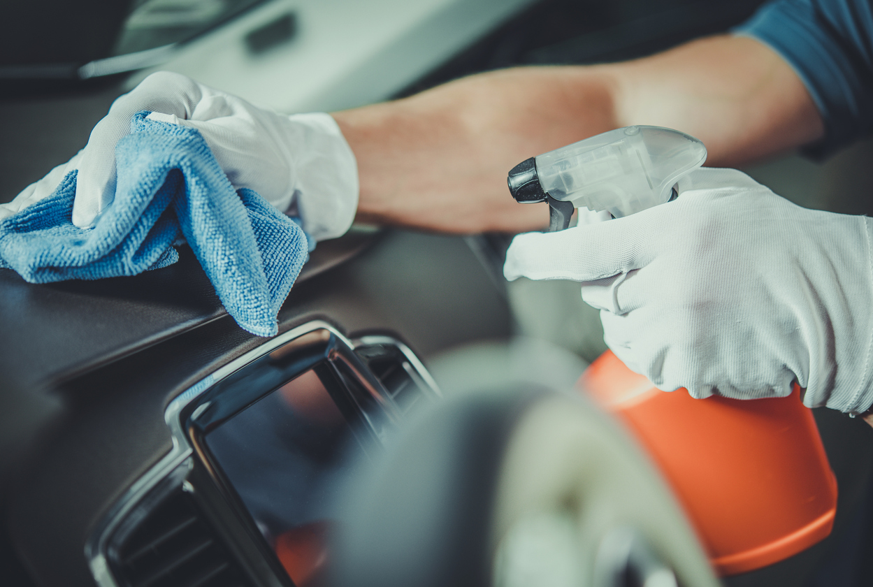 Nettoyage de la sellerie de voiture : comment procéder