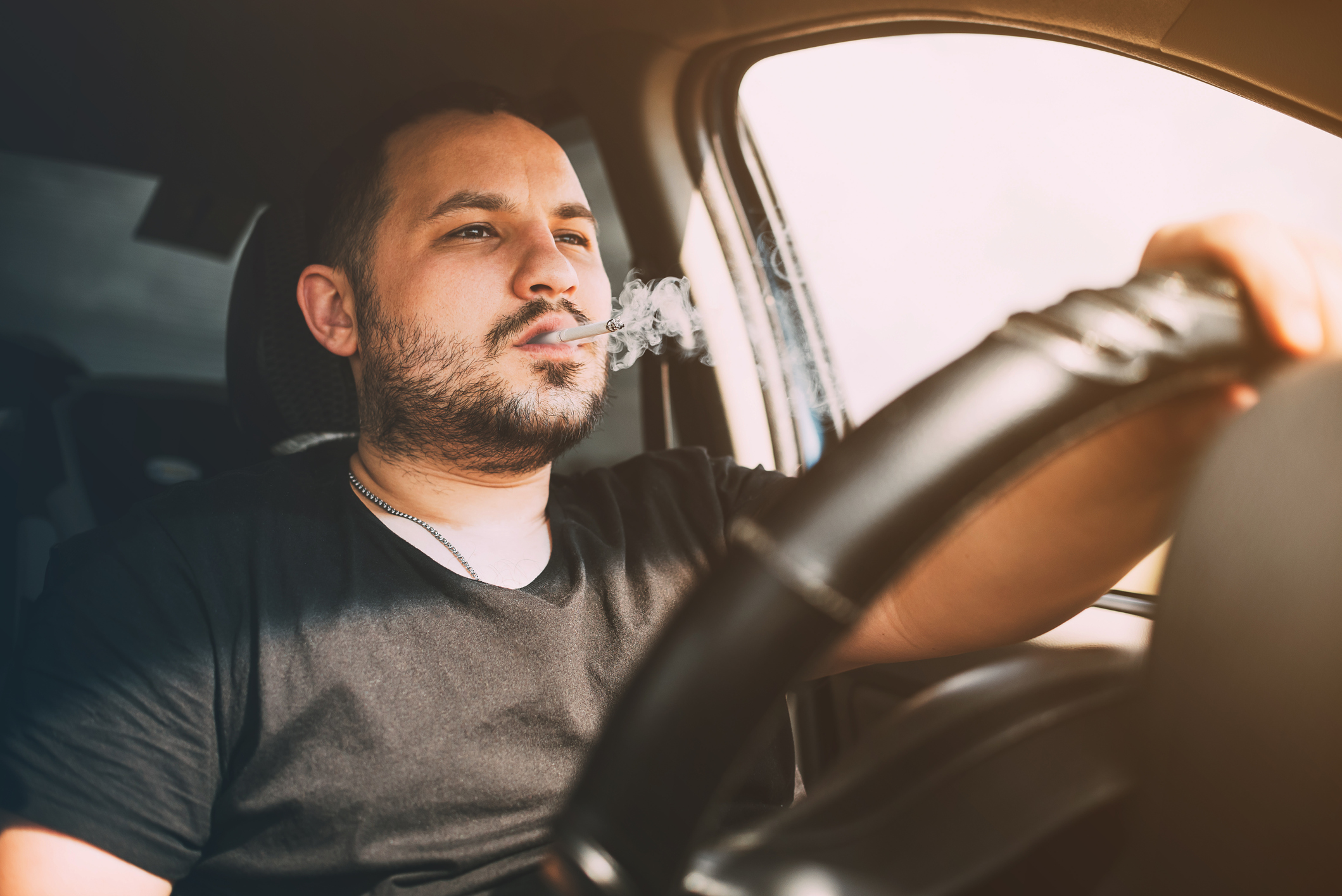 Fumer au volant : quelle règlementation autour de cette pratique ?