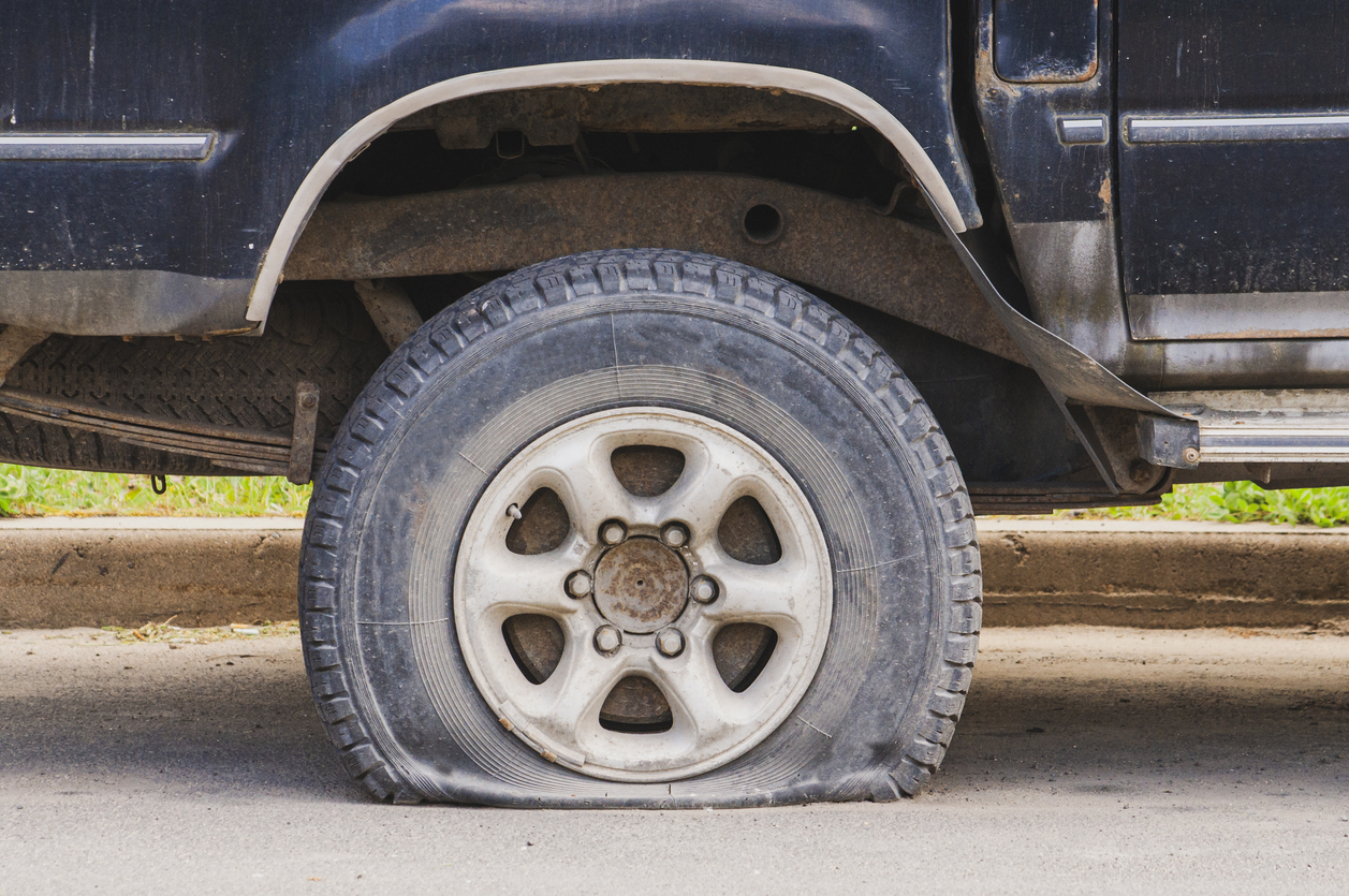 Quels sont les symptômes d'un pneu crevé ou dégonflé