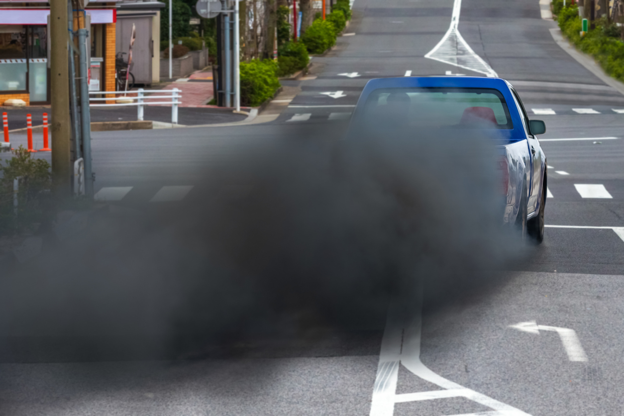 Quelles sont les causes d'un dégagement de fumée noire d'une voiture