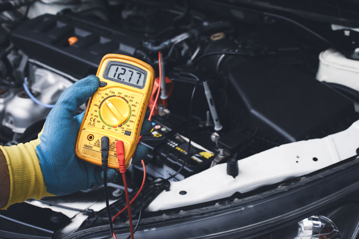 Comment évaluer la tension d'une batterie de voiture ?