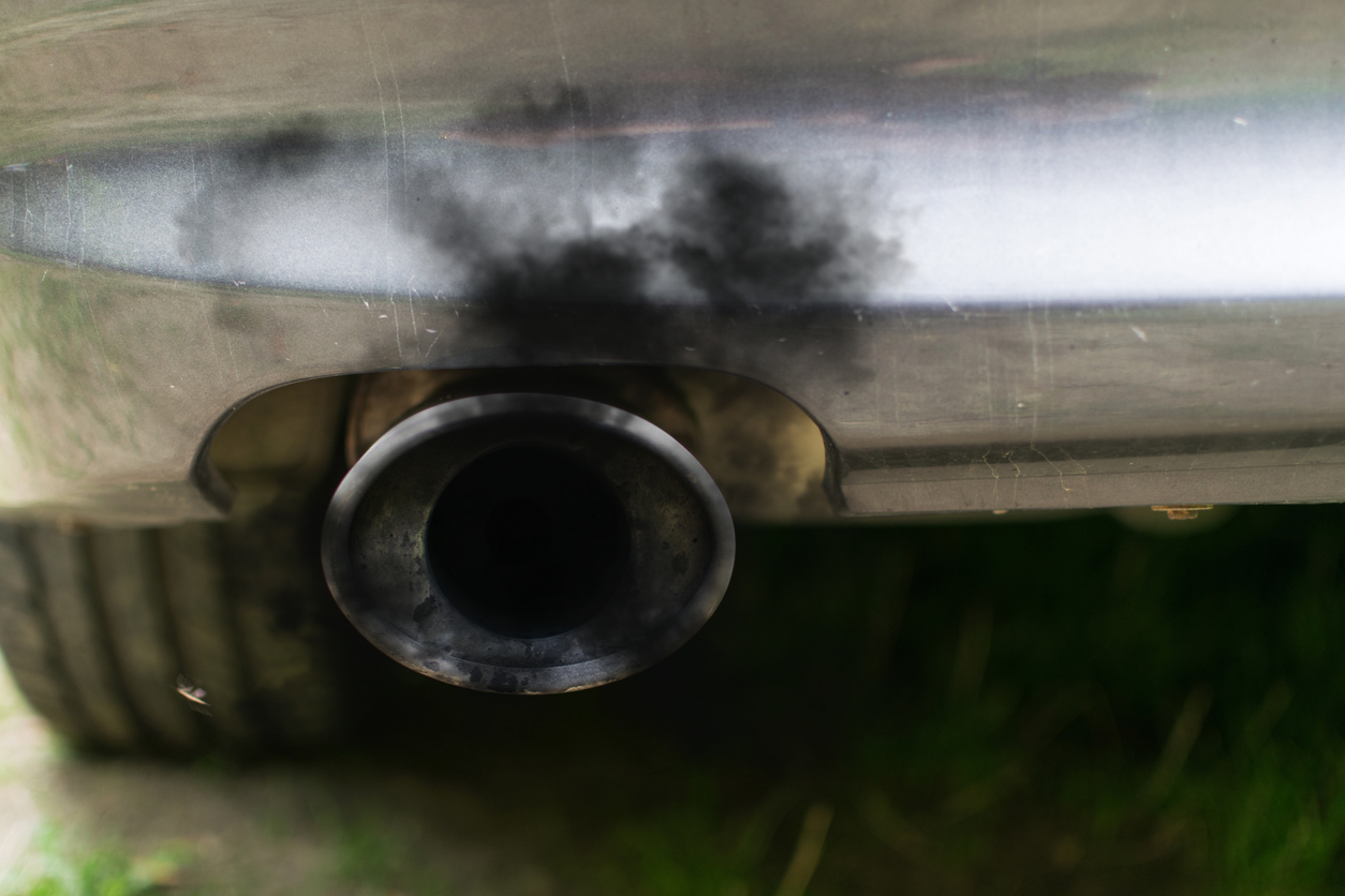 Voiture à motorisation essence : quelles sont les raisons d'un dégagement de fumée noire
