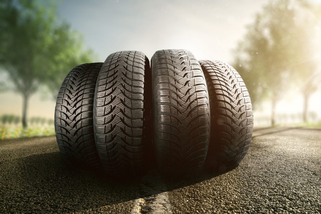 Comment choisir entre les pneus 4 saisons et les pneus été ?