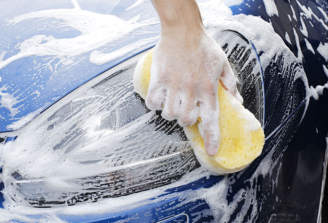 laver sa voiture à la main