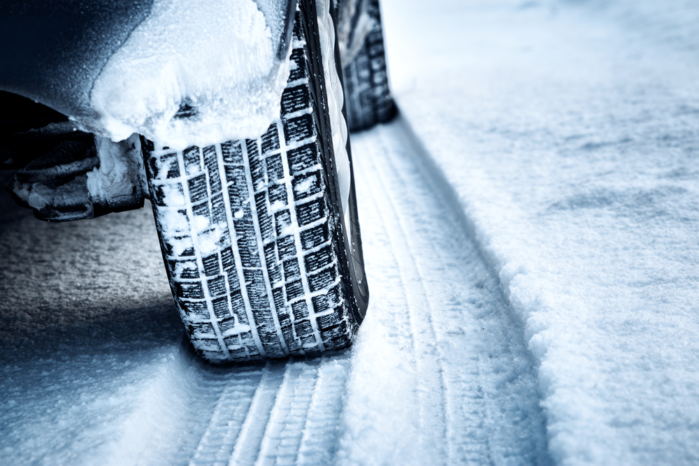 deux pneus neige sont-ils suffisants pour une bonne adhérence sur la neige et le verglas ?