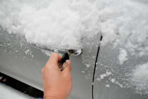 Glace et neige sur une serrure de voiture