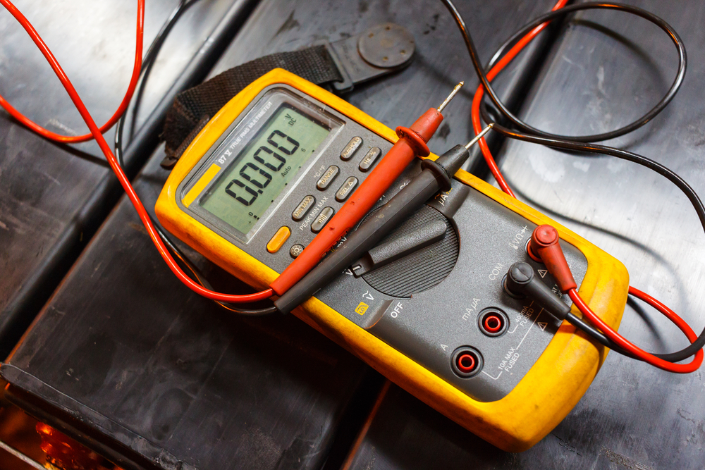 mesurer tension batterie voiture