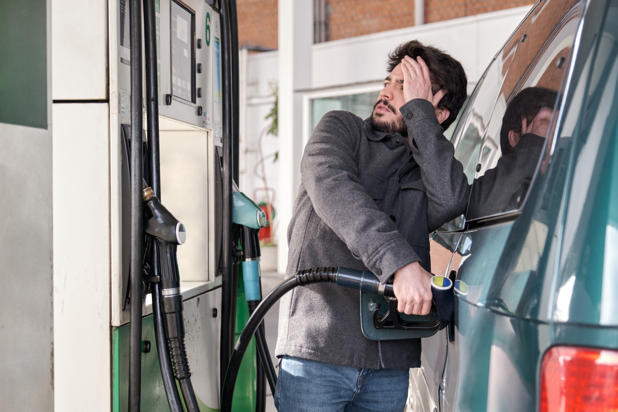 Que représente le coût du carburant chaque mois ?