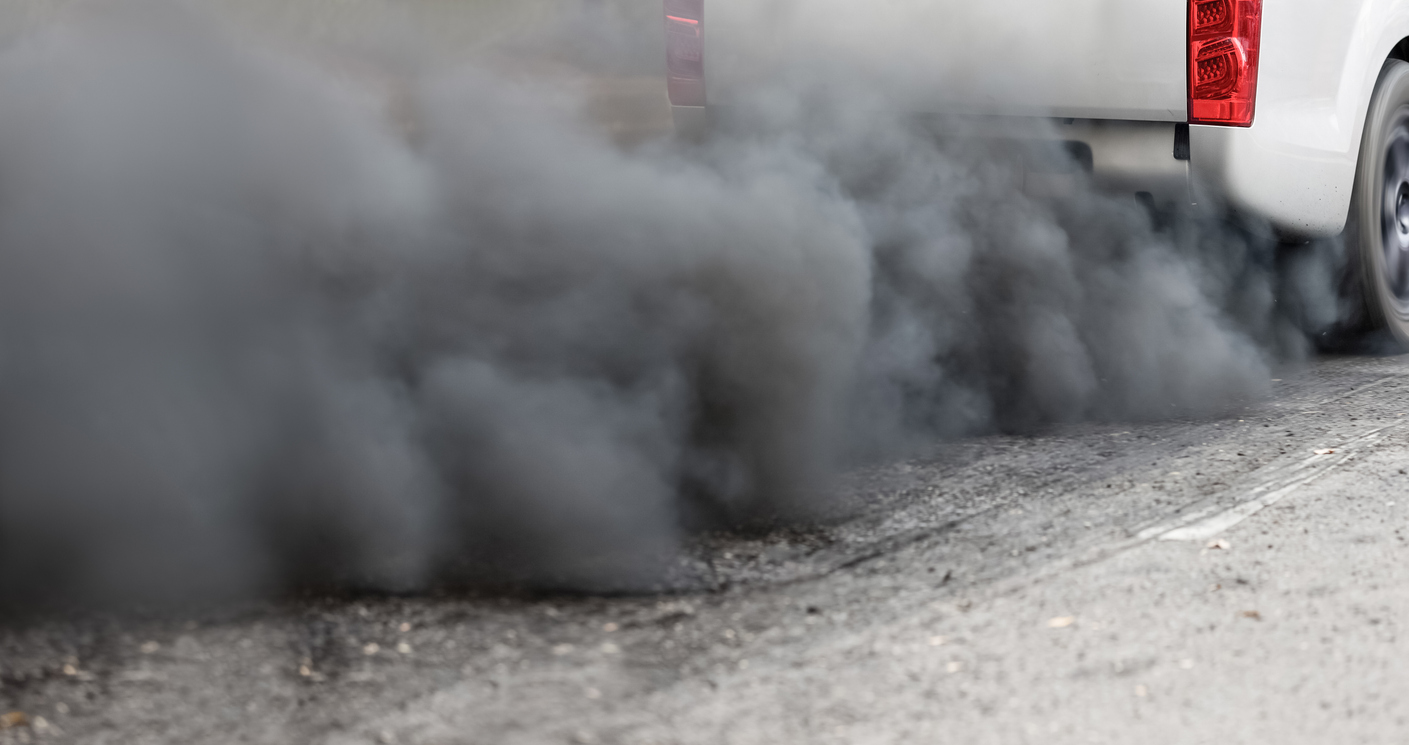 Fumée noire qui sort d’une voiture : causes et solutions