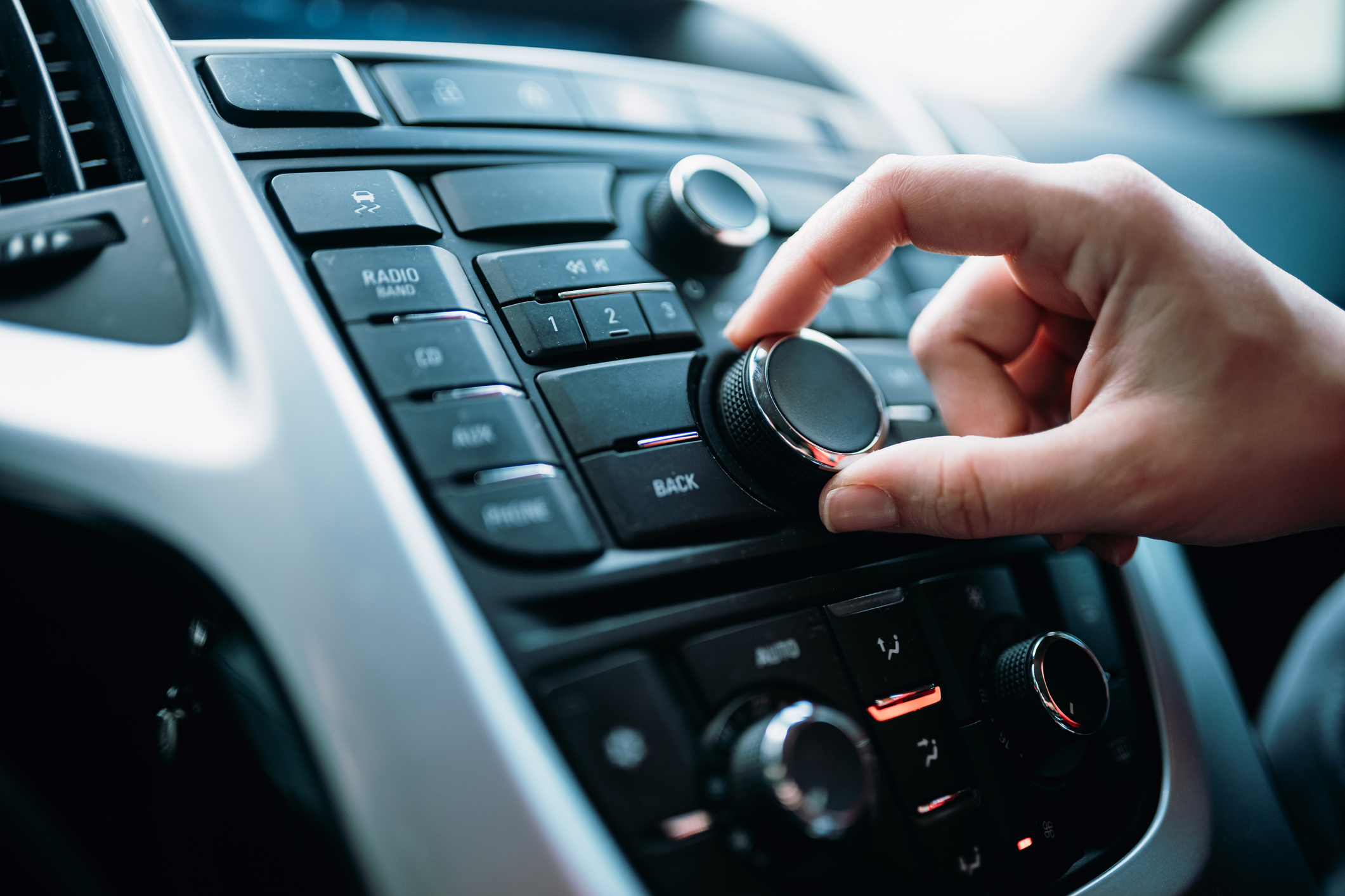 Autoradio : fonctionnement, branchement et prix