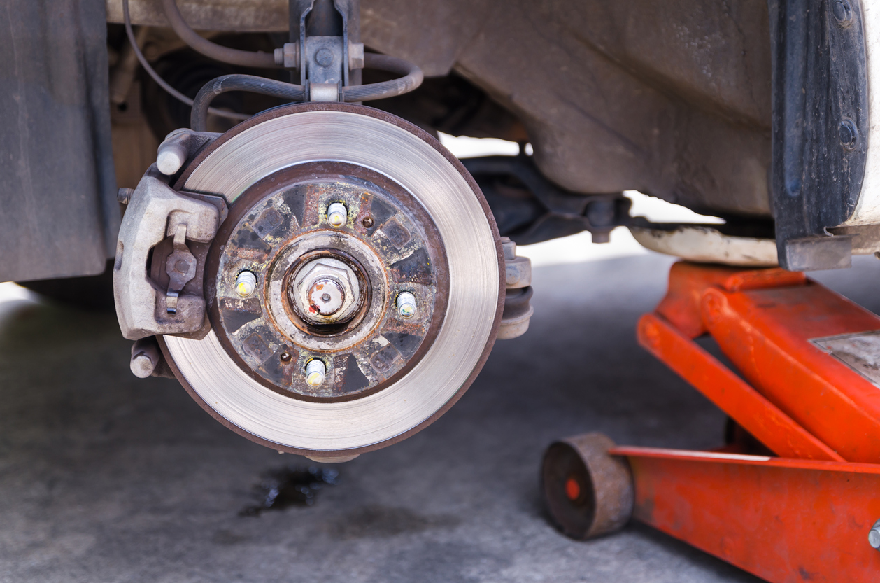 Comment faire pour vérifier l'usure des disques de frein de votre voiture ?