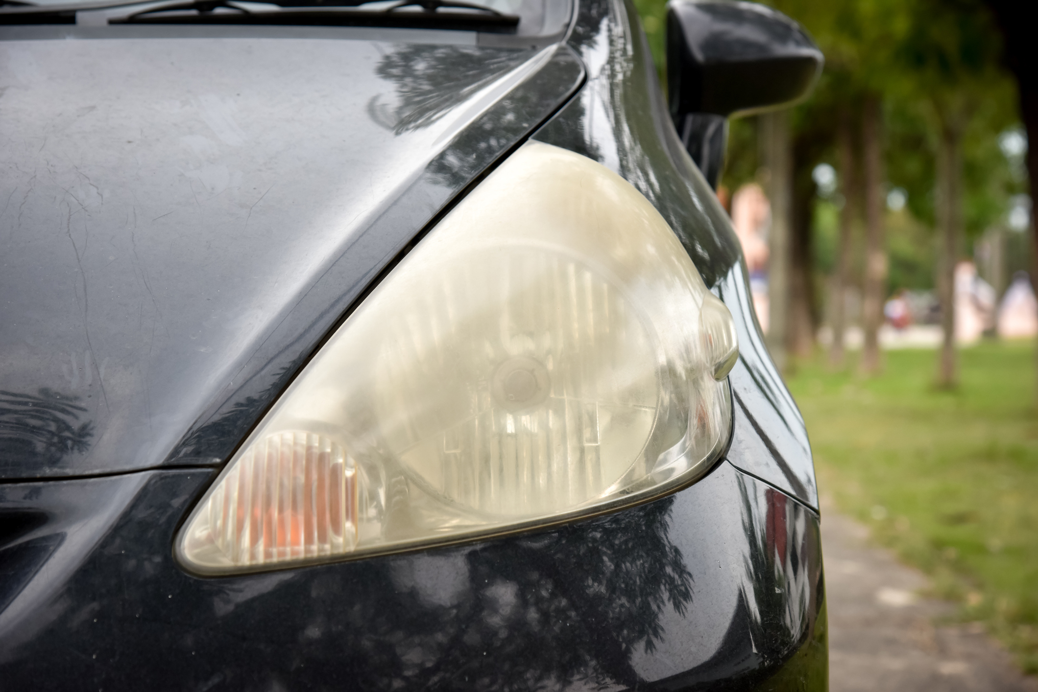 Comment nettoyer ses phares de voiture devenus opaques ?