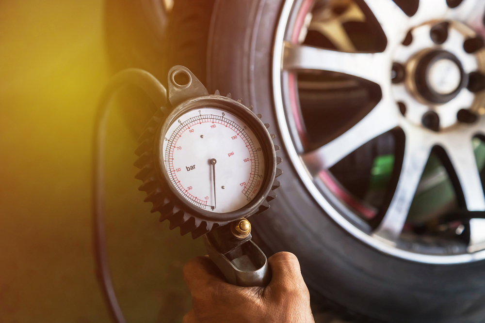 Pression des pneus : où et comment la faire