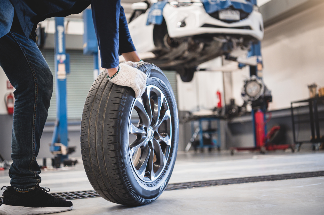 Comment changer un pneu de voiture : quelles étapes réaliser ?